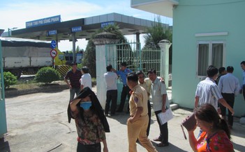Nhiều người dân đến trạm BOT Sông Phan - Bình Thuận phản đối giá vé