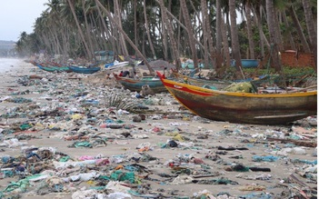 Biển Mũi Né tràn ngập rác, khách hủy đặt phòng