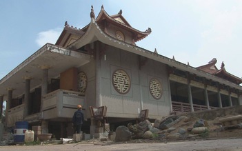 Nâng đại giảng đường chùa Huệ Nghiêm nặng 2.000 tấn lên cao 3 mét