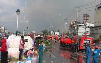 Cháy công ty Kwong Lung-Meko: Sơ tán dân vì lo tòa nhà đổ sụp