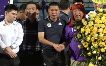 HLV Chu Đình Nghiêm chúc sức khỏe bầu Hiển, dặn cầu thủ Hà Nội ủng hộ người kế nhiệm
