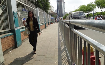 [VIDEO] Sài Gòn lắp dải phân cách, làm vỉa hè riêng cho người đi bộ