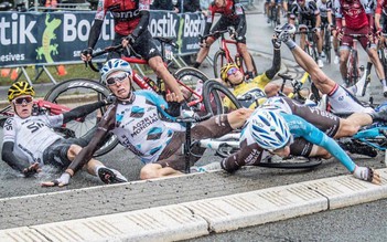 Nhà vô địch Tour De France gây tai nạn liên hoàn