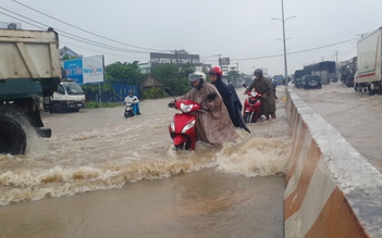 Nhiều xe chết máy, giao thông hỗn loạn do nước ngập trên đường phố Biên Hòa