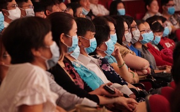 Người Sài Gòn bịt kín mít đi xem kịch: Sân khấu chung tay phòng dịch virus corona