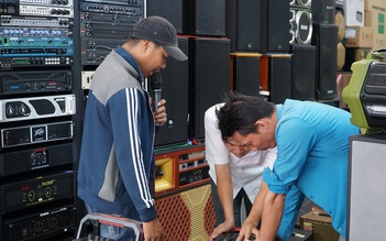 “Chợ loa kéo” Sài Gòn trước đề xuất cấm hát karaoke bằng loa kéo