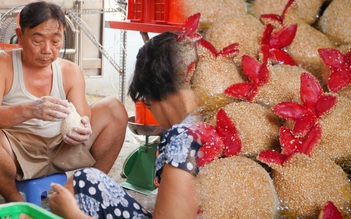 Cận cảnh xem một gia đình người Hoa làm bánh 'cầu duyên' chỉ bán dịp tết