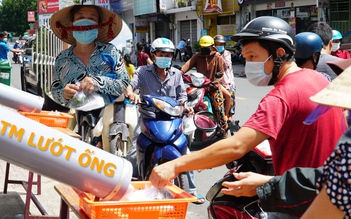 'ATM lướt ống' mang bữa cơm đến tay người Sài Gòn gặp khó khăn ngày dịch Covid-19