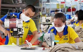 Công nhân quay lại Sài Gòn làm việc, xưởng chạy 200% công suất trả nợ đơn tồn 4 tháng