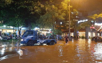 Mưa lớn cấp tập nhấn chìm nhiều tuyến phố Hà Nội trong biển nước