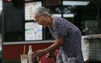 Cụ bà 88 tuổi bán nước vỉa hè Sài Gòn biết nói 4 thứ tiếng
