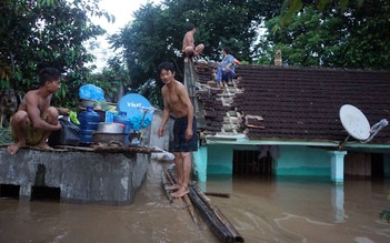 Nước ngập mênh mông, nhiều người dân vùng lũ Thanh Hóa sống khổ trên mái nhà