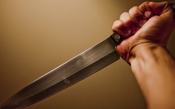 Dùng dao đâm chém vợ và bố mẹ vợ rồi tự tử bất thành