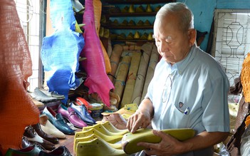 Ông già U.90 đóng giày lâu nhất Sài Gòn kể chuyện đo ni người nổi tiếng