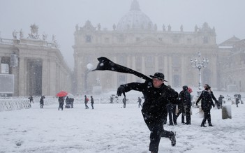 6 năm rồi mới có tuyết rơi, linh mục Ý rủ nhau ném tuyết