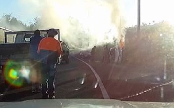 Hồi hộp xem cứu cụ ông 73 tuổi người Úc khỏi xe đang bốc cháy