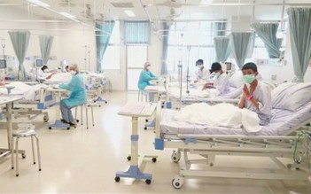Hồi phục tại bệnh viện, đội bóng Thái Lan vẫy tay chào