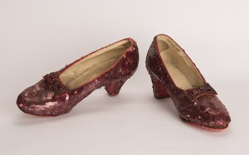 Đôi giày hồng ngọc triệu đô của 'Phù thủy xứ Oz' trở lại sau 13 năm bị lấy trộm