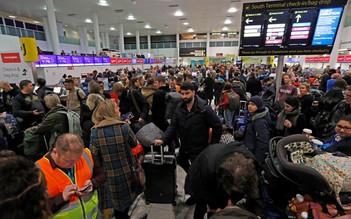Sân bay London tê liệt vì thiết bị bay không người lái