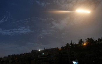 Israel không kích các 'mục tiêu Iran', đọ tên lửa với phòng không Syria