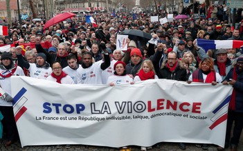 Hàng ngàn người biểu tình tại Paris phản đối 'Áo phản quang vàng'