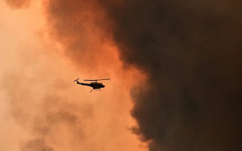 Trực thăng cứu hỏa 'múc' nước hồ bơi đi chữa cháy rừng ở Úc