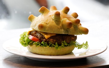 'Ăn cho hết sợ' với bánh burger corona giữa đại dịch Covid-19