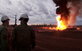 Lính Nga bắn pháo chống tăng để dập đám cháy mỏ khí đốt