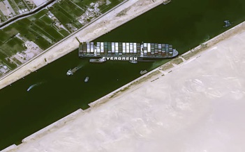 Giá dầu, chi phí vận chuyển tăng vọt vì tàu container mắc cạn ở kênh Suez
