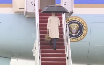 Tổng thống Biden thêm một lần vấp cầu thang chuyên cơ Không Lực Một