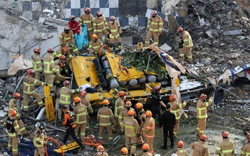 Tòa nhà bất ngờ sập đè lên xe buýt, 9 người thiệt mạng ở Hàn Quốc