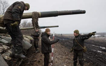 Nga, Ukraine tiếp tục giao tranh, phương Tây áp thêm cấm vận