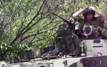 Những người lính đi về hướng pháo nổ trên tiền tuyến Donbass