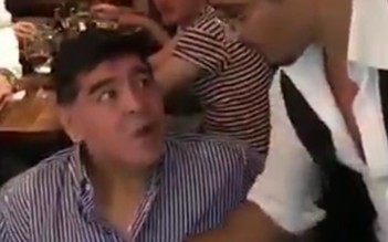 Maradona lúng liếng nhìn đầu bếp Salt Bae trổ tài