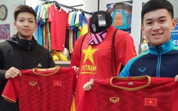 Xếp hàng dài mua áo chính hãng của đội tuyển Việt Nam