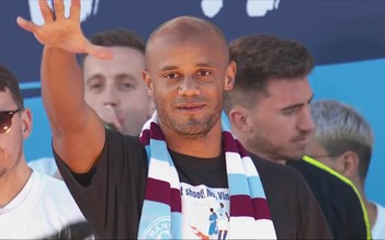 Kompany nghẹn ngào chia tay trong ngày vui của Manchester City