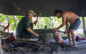 Làng thợ rèn tuổi cao niên