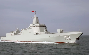 Tàu khu trục lớn nhất Trung Quốc tập trận mô phỏng đối đầu với tàu nhỏ