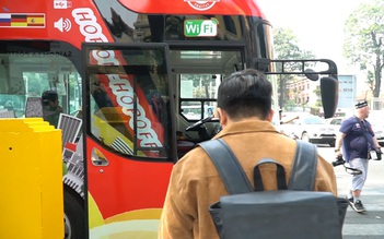 Vi vu Sài Gòn cùng xe buýt mui trần nắng đội nón, mưa được phát áo mưa