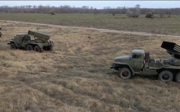 Xem binh sĩ Ukraine triển khai pháo phản lực gần Crimea