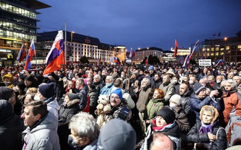 Vì lá cờ Ukraine, nghị sĩ Slovakia hắt nước vào nhau