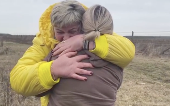 Sơ tán ở Ukraine: gửi con cho người lạ đưa qua biên giới