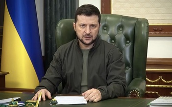 Tổng thống Zelensky cứng rắn "một cm cũng không nhường", xe tăng Ukraine tiến vào thị trấn miền nam