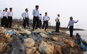 Hàng trăm bao tải chứa 'chất lạ' dạt vào bờ biển Bến Tre