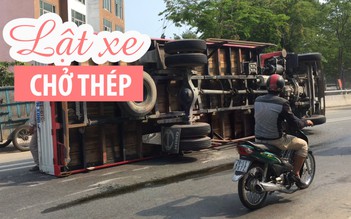 Xe tải chở thép lật nhào khi ôm cua lên cầu vượt