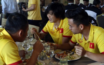 AFF Cup 2016: Bữa trưa vui vẻ của tuyển Việt Nam