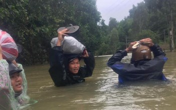 Hậu vệ Đông Triều lội nước đến ngực chạy lũ thăm nhà ở Quảng Nam