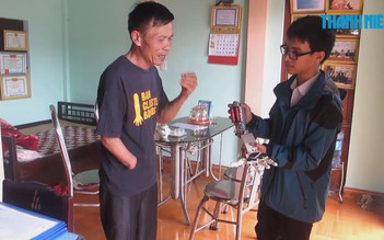 Con trai thợ sửa xe máy chế cánh tay robot giúp người khuyết tật