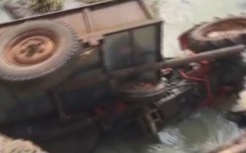 Lái máy cày qua cầu cũ rồi bị rơi xuống sông, một người bất tỉnh