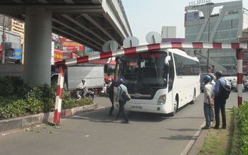 Xe khách kẹt gầm cầu vượt, cửa ngõ sân bay Tân Sơn Nhất ùn tắc